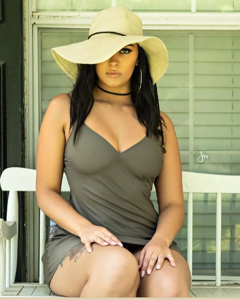 Emma @gem.emm Big Hat images by JWJ photos