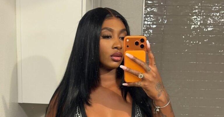 Mirror Talk: @brazilianhottiiee Nathalia Domingos Turns a Selfie into a Statement