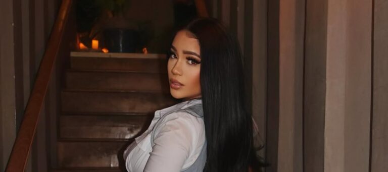 Cristina @makeawishstar Serving Pressure in Corset & Knee-High Heat